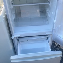 ⭕️当方指定区域の配達無料です⭕️SHARP137リットル冷蔵庫と4.5キロ風乾燥付き洗濯機です⭕️の画像