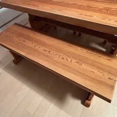 ダイニングテーブルと椅子の4点セットの画像