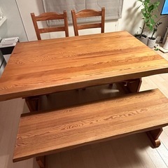 ダイニングテーブルと椅子の4点セットの画像