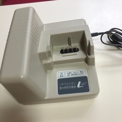 充電器とバッテリー13.2AHの画像