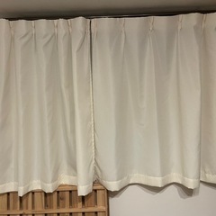 黄色カーテンの画像