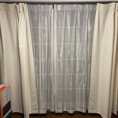 黄色カーテンの画像