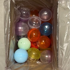 ガチャガチャ　空カプセルの画像