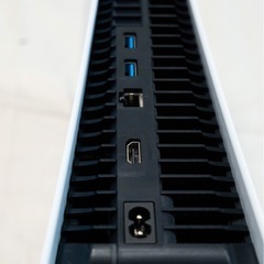 PlayStation 5 デジタル・エディション、ホワイト、DualSenseコントローラー付き。(クリーニング済み)の画像