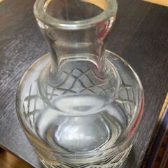 ガラス花瓶（口細）の画像