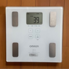 C⭐️美品⭐️オムロンヘルスケ⭐️ 体重体組成計⭐️カラダスキャン🟪スリムタイプ🟪 ★体重★体脂肪率★内臓脂肪レベル★骨格筋率★体年齢★基礎代謝★BM I が計測できます。の画像