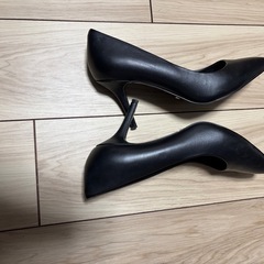 TIGER OF SWEDEN｜黒色ポインテッドトゥパンプスの画像