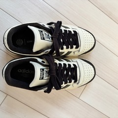 アディダス　スニーカーの画像
