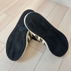 アディダス　スニーカーの画像