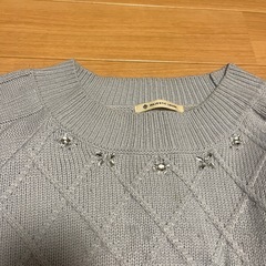 ビジュー付き水色ニットの画像