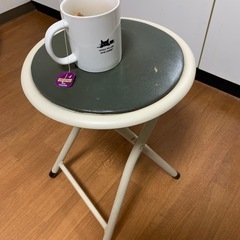 折りたたみ椅子の画像