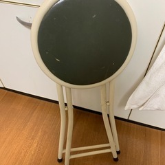 折りたたみ椅子の画像