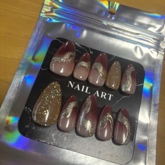 ボルドーマグネットグラデーション ゴールドフラッシュ ネイルチップ ギャルの画像