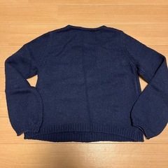 ケーブル編みネイビーニットの画像