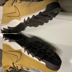 Nike ベージュ ハイカットスニーカーの画像