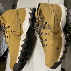 Nike ベージュ ハイカットスニーカーの画像