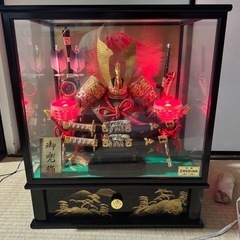 五月人形 伝統的な兜付き の画像