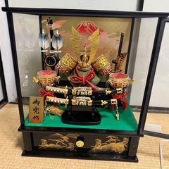 五月人形 伝統的な兜付き の画像