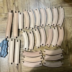 電車（電動2台あり）、木製レールの画像