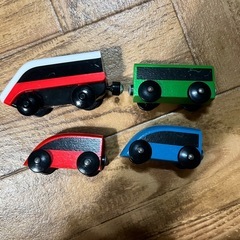 電車（電動2台あり）、木製レールの画像