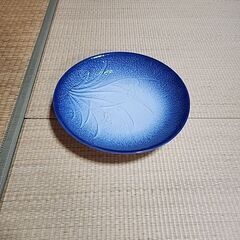 青い大皿の画像