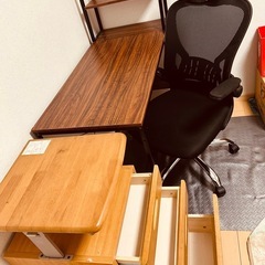デスク、チェア、サイドテーブルの画像