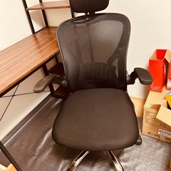 デスク、チェア、サイドテーブルの画像