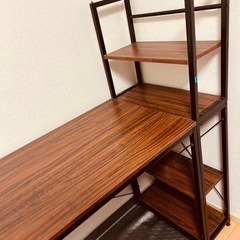 デスク、チェア、サイドテーブルの画像