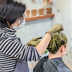 手荒れで美容師を諦めていませんか？天然100%ヘナ専門サロンなのでアレルギー持ちの美容師さんでも心配なく働いて頂けます！店内は一切パーマ液やカラー剤の匂いもしません。の画像