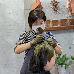 手荒れで美容師を諦めていませんか？天然100%ヘナ専門サロンなのでアレルギー持ちの美容師さんでも心配なく働いて頂けます！店内は一切パーマ液やカラー剤の匂いもしません。の画像