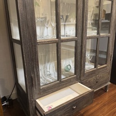 ガラス戸キャビネットの画像