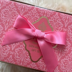 新品未開封 Magnifique ローズバスギフト ロイヤルローズの香りの画像