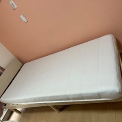 シングルベッド、ソファー、テーブルの画像