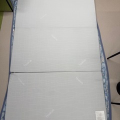 【美品】TEMPURテンピュール　低反発三つ折りマットレス　フトンデラックス 　セミダブル　Futon Deluxeの画像