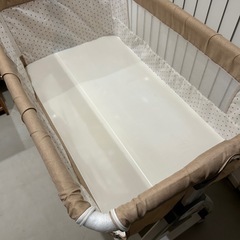 折りたたみ式ベビーベッドの画像