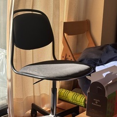 【定価8,000】IKEAデスクチェア黒　省スペース子供学習椅子のステップアップにも向いてましの画像