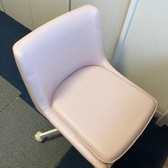 デスクと回転椅子のセットの画像