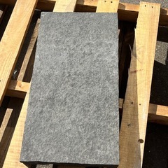 バサルトブラック　300×600×50㎜　お引取り 石材 御影石 砂利 大理石 タイル ロックガーデンなどの画像