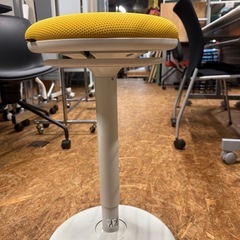 定価６万　スイング脚　オカムラ ピルエット L122EZ　「座る」と「立つ」のいいとこ取り。の画像