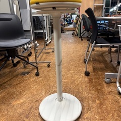 定価６万　スイング脚　オカムラ ピルエット L122EZ　「座る」と「立つ」のいいとこ取り。の画像