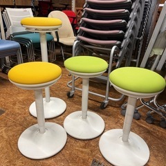 定価６万　スイング脚　オカムラ ピルエット L122EZ　「座る」と「立つ」のいいとこ取り。の画像