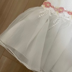 ベビードレス　チュールドレス　ホワイト　ハーフバースデー　誕生日祝いの画像