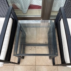 屋外用テーブルと椅子セットの画像