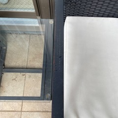 屋外用テーブルと椅子セットの画像