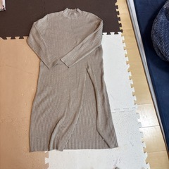 ニットロングワンピース&花柄ワイドパンツお話し中の画像