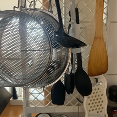 突っ張りラック　調理器具諸々の画像