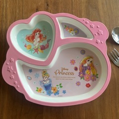 ディズニープリンセス　お皿とカラトリーの画像
