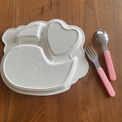 ディズニープリンセス　お皿とカラトリーの画像