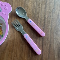 ディズニープリンセス　お皿とカラトリーの画像