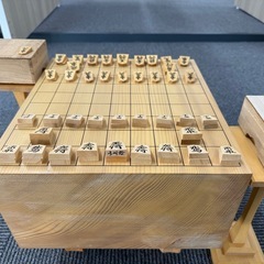 将棋盤・将棋駒セット（天然木製・脚付き盤）の画像